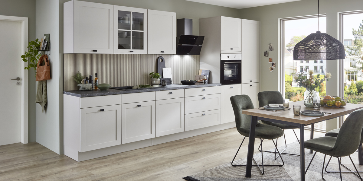 Zo ziet een eigentijdse landelijke stijl eruit: de karakteristieke paneelfronten werden heruitgevonden en zijn nu uiterst gestroomlijnd. Ze passen perfect bij moderne elementen in industriële stijl, die coole accenten zetten. Gelakte oppervlakken in donkere zwart- en antraciettinten en roestvrijstalen handgrepen geven uw keuken een zakelijk-technische uitstraling en vormen een spannend contrast met accessoires van natuurlijke materialen. 