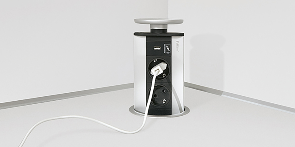 De dubbele stekkerdoos EVOline V Port is voorzien van een USB-lader en kan in het werkblad worden ingebouwd en verzonken.